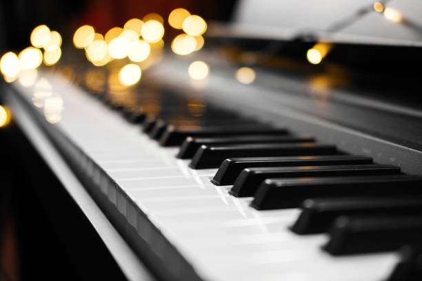 bokeh de teclas de piano no fundo - piano - fotografias e filmes do acervo