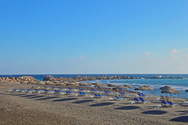 draufsicht auf schwarzen strand in santorini, griechenland - black sand beach santorini greece stock-fotos und bilder