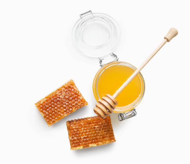 瓶がいっぱいの新鮮な蜂蜜と白で隔離のハニカム構造 - spoon honey cute jar ストックフォトと画像