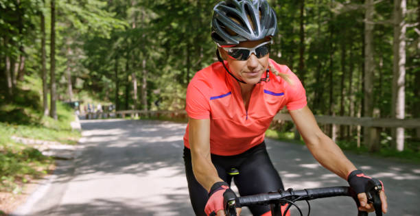 산악도로에서 여자 승차도로 자전거 - cycling bicycle bicycle gear triathlon 뉴스 사진 이미지