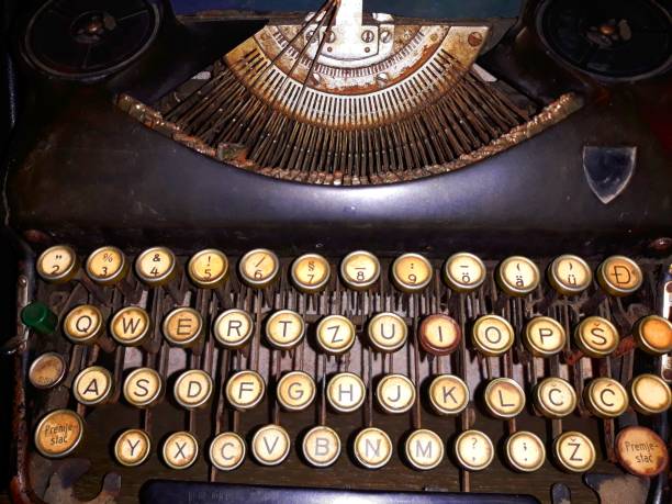 máquina de escrever vintage - typing typewriter keyboard typewriter concepts - fotografias e filmes do acervo