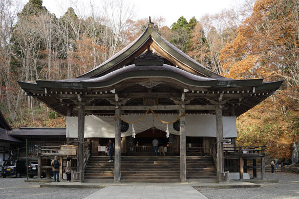 Hertitage timber architecture of the middle shrine Chu-sha at Togakushi Shrine ancient Shinto shrine in scenic forest Nagano, Japan- 4 November,2018 : Hertitage timber architecture of the middle shrine Chu-sha at Togakushi Shrine ancient Shinto shrine in scenic forest on 4 November,2018 in Nagano, Japan shrine stock pictures, royalty-free photos & images