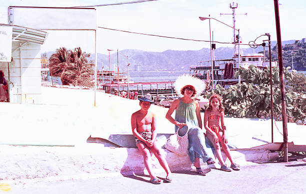 vintage familia en vacaciones de verano. - historical person fotografías e imágenes de stock