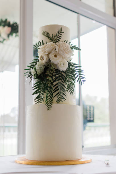 bardzo duży 3-kondygnacjowy biały tort weselny z paprociami i kwiatami - cake tier zdjęcia i obrazy z banku zdjęć