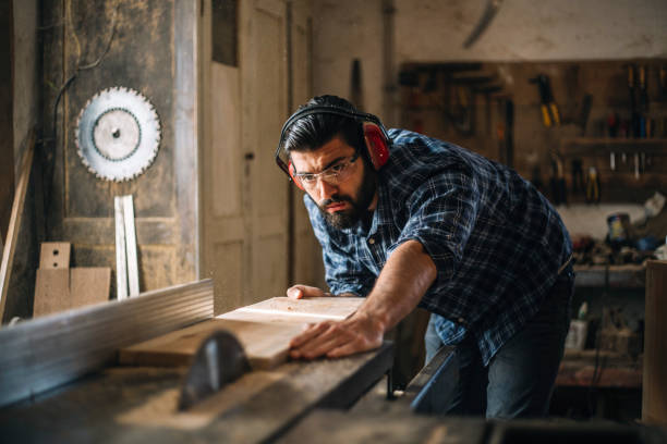 planche de bois de coupe charpentier - wood saw photos et images de collection