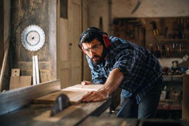 timmerman snijden houten plank - elektrische zaag stockfoto's en -beelden