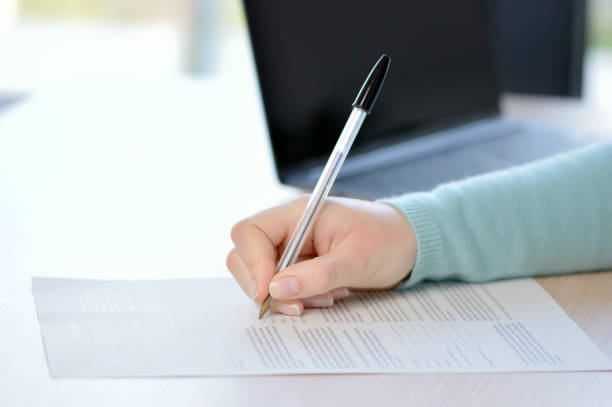 istock signing of contract 1070005306