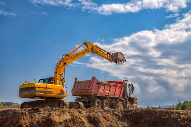 en el sitio de construcción - earth mover digging land bulldozer fotografías e imágenes de stock