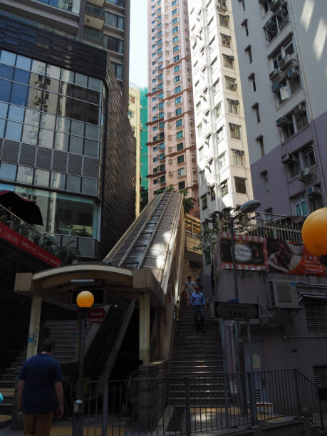 사원 거리 근처 중앙 중앙 수준 에스컬레이터. - escalator automated built structure moving down 뉴스 사진 이미지