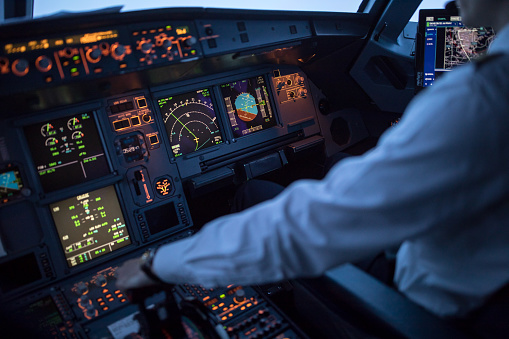 Mano del piloto acelerar sobre el acelerador en una cabina de vuelo de avión comercial avión durante el despegue photo