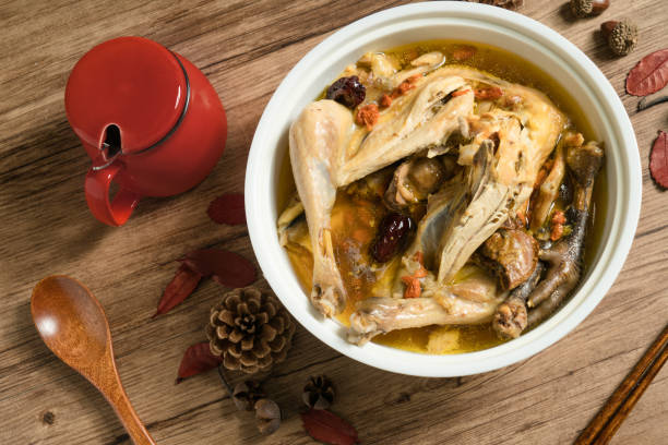 zuppa di pollo con sfondo di legno - sobbollito foto e immagini stock