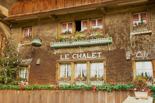 façade d’un ancien chalet suisse en bois traditionnel bâtiment à gruyères en suisse. - swiss cheese chalet town dairy product photos et images de collection