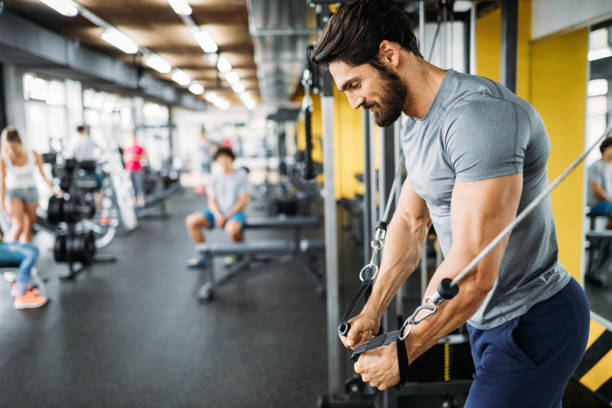 muskulöser bodybuilder kerl übungen im fitness-studio - tattoo men human arm shoulder stock-fotos und bilder