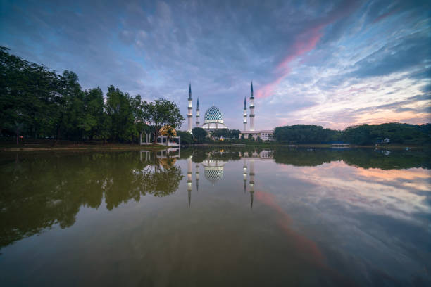 istock Sultan Salahuddin Abdul Aziz Shah Mosque 1070038962