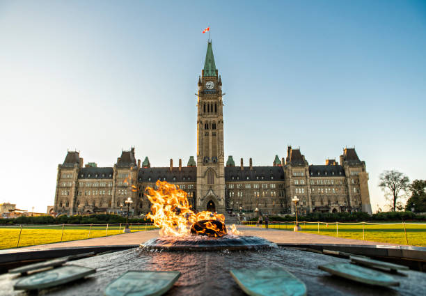 édifice du centre et la tour de la paix dans la colline du parlement à ottawa au canada - commons photos et images de collection