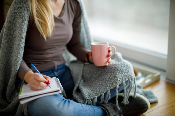 jeune femme assise sur le sol et rédaction de notes - creativity thinking author writing photos et images de collection