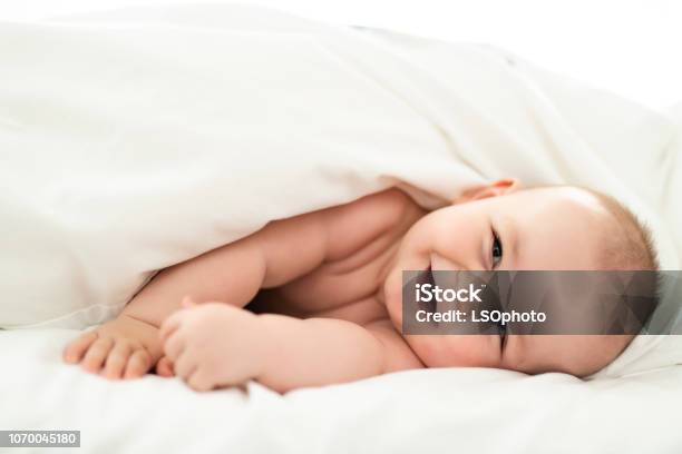 Glücklich Niedlichen Baby Liegend Auf Weißen Blatt Stockfoto und mehr Bilder von Baby - Baby, Neugeborenes, Glücklichsein
