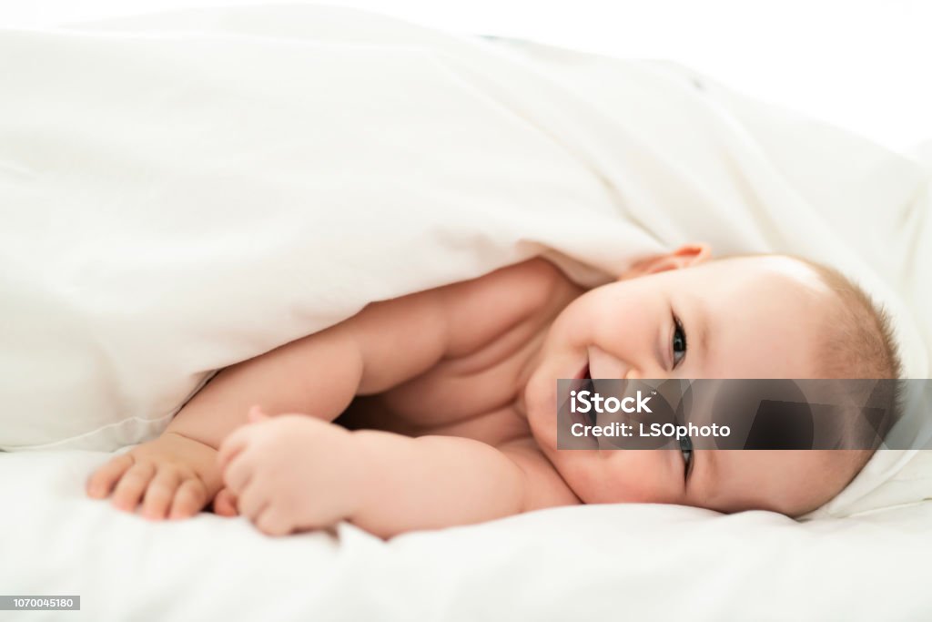 feliz lindo bebé acostado en hoja en blanco - Foto de stock de Bebé libre de derechos