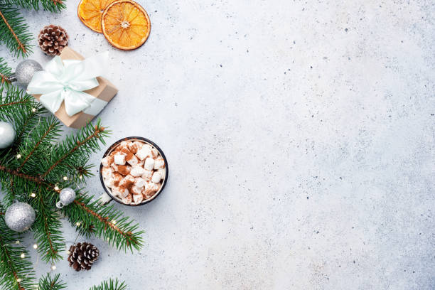 fir tree, presentförpackning och varm choklad. jul bakgrund - julbord bildbanksfoton och bilder