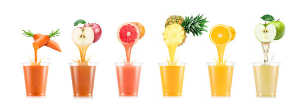 seis sabores de jugo verter en vaso de plástico de la fruta - freshly squeezed fotografías e imágenes de stock