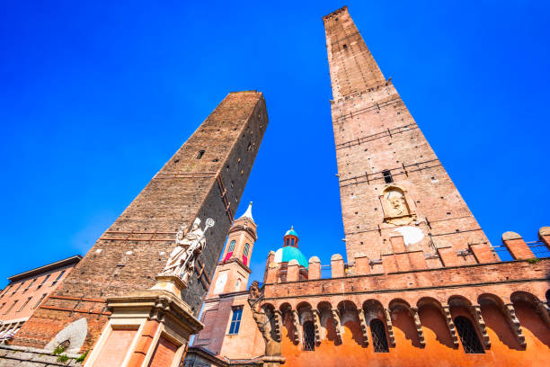 болонья, эмилия-романья - италия - две башни - torre degli asinelli стоковые фото и изображения