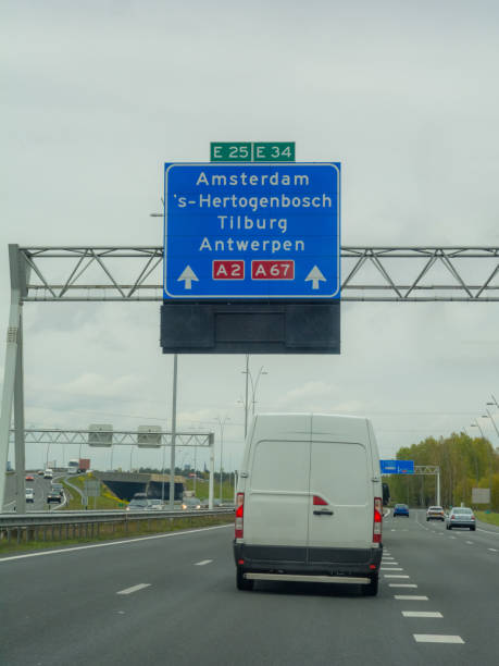 furgón blanco en autopista holandesa amsterdam - autopista de cuatro carriles fotografías e imágenes de stock