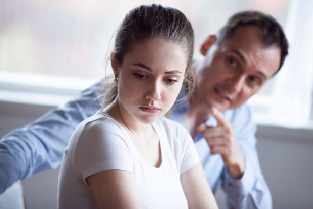 marito arrabbiato che urla e urla sulla moglie - arguing anger couple furious foto e immagini stock