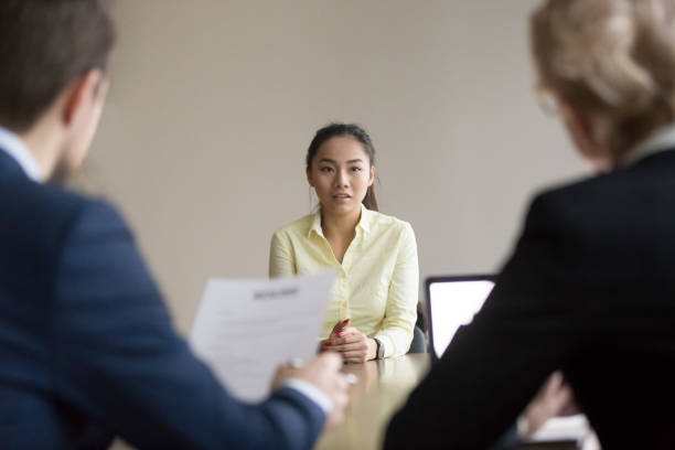 asiatischen antragsteller vortrag während interview mit personalvermittler - human nervous system fotos stock-fotos und bilder