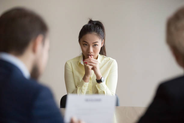 nervoso candidato asiatico stressato al colloquio di lavoro - negativo foto e immagini stock