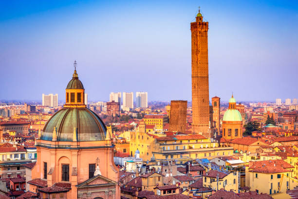 bolonha, emilia-romagna, itália - torre degli asinelli - fotografias e filmes do acervo