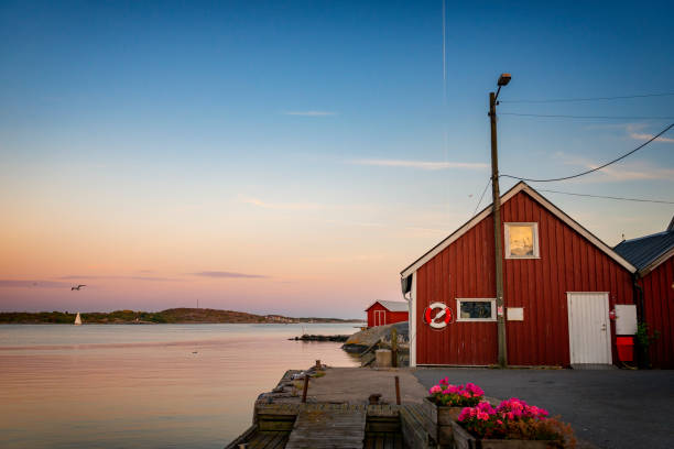 шведские береговые эллинги - fishing village idyllic red cottage стоковые фото и изображения