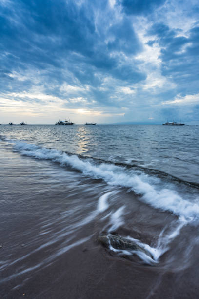 rock sur la plage dans le ciel de l’aube - long exposure rock cloud sky photos et images de collection