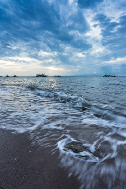 rock sur la plage dans le ciel de l’aube - long exposure rock cloud sky photos et images de collection