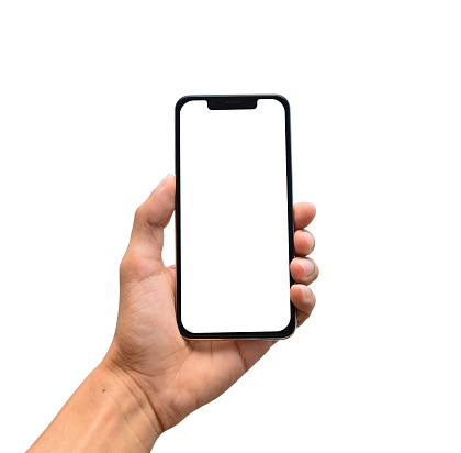 Mano masculina sosteniendo un smartphone moderno con pantalla en blanco, muesca photo