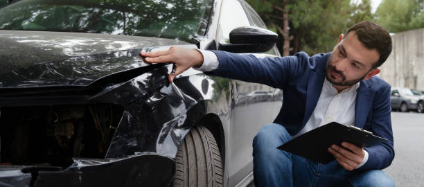 inspecting car damage after a crash - car insurance insurance agent damaged imagens e fotografias de stock