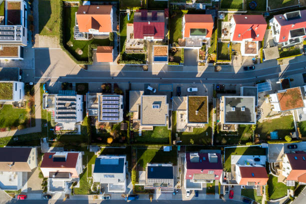 vista aérea de un nuevo barrio residencial - housing development development residential district aerial view fotografías e imágenes de stock