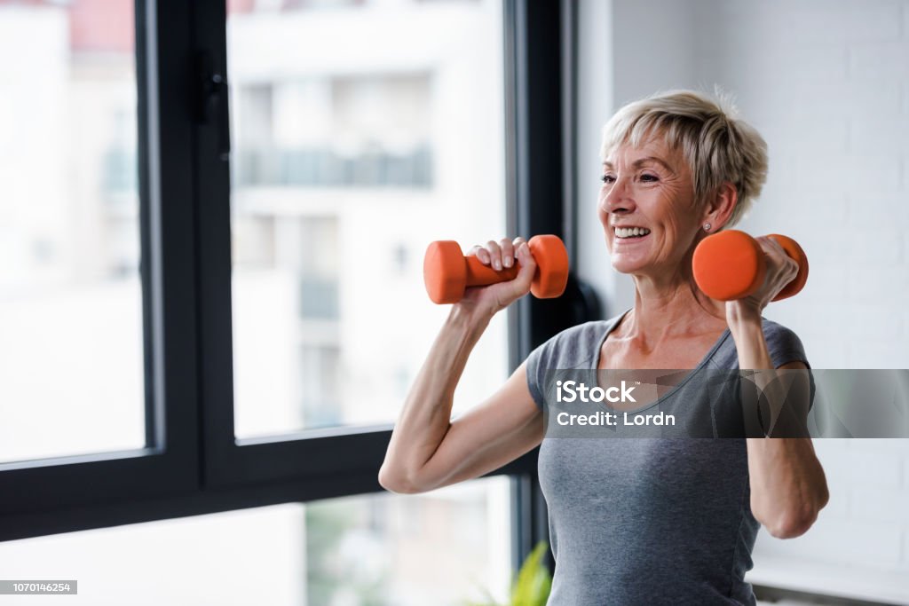 Ältere Frau Hanteln heben - Lizenzfrei Fitnesstraining Stock-Foto