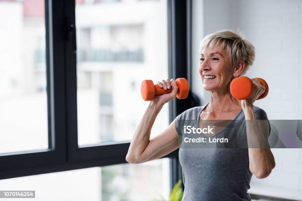 Ältere Frau Hanteln Heben Stockfoto und mehr Bilder von Fitnesstraining - Fitnesstraining, Alter Erwachsener, Frauen