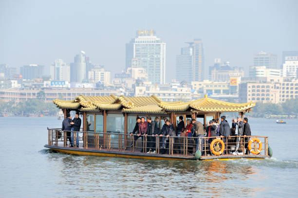 fähre transportieren pendler am westlichen see - zhejiang provinz stock-fotos und bilder