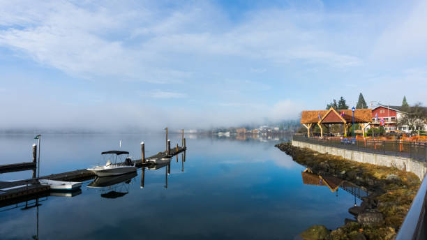 serene photo of a winter harbor - kitsap imagens e fotografias de stock