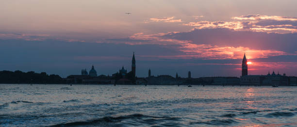 zachód słońca w wenecji. z santa maria della salute basilica i campanile di san marco w tle. wenecja jest popularnym miejscem turystycznym europy. wenecja, włochy. obraz panoramiczny - venice italy famous place dusk no people zdjęcia i obrazy z banku zdjęć