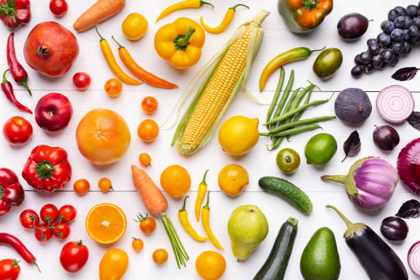 composição de frutas e legumes nas cores do arco-íris - healthy eating multi colored orange above - fotografias e filmes do acervo