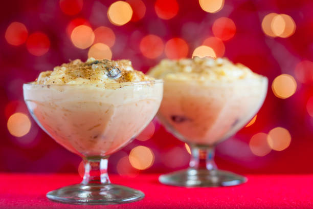 traditional colombian dessert made of rice and milk called arroz de leche on a christmas red background - canella imagens e fotografias de stock