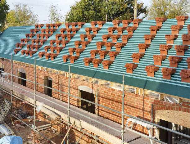 nouvelle installation de toit - restoring scaffolding built structure home improvement photos et images de collection