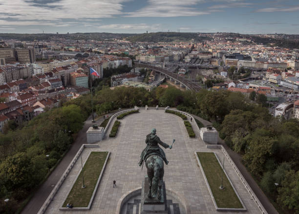 vista de praga desde vitkov´s monumento edificio - vitkov fotografías e imágenes de stock