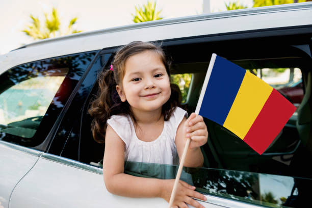 menina, segurando a bandeira romena - romania flag romanian flag colors - fotografias e filmes do acervo