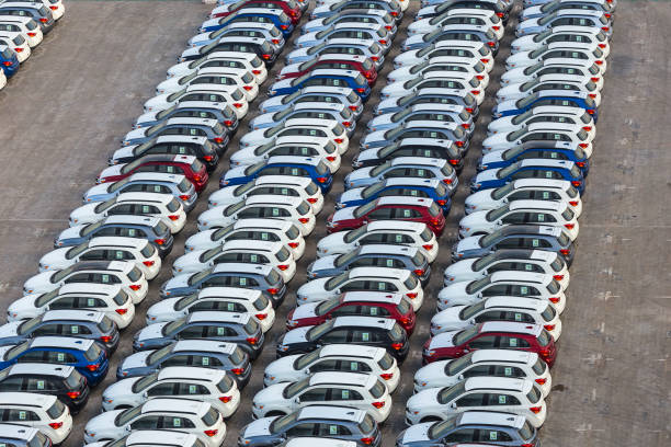 dubai, uae - january 03, 2017:  new cars in rows stored at port rashid in dubai, uae - fleet of vehicles imagens e fotografias de stock