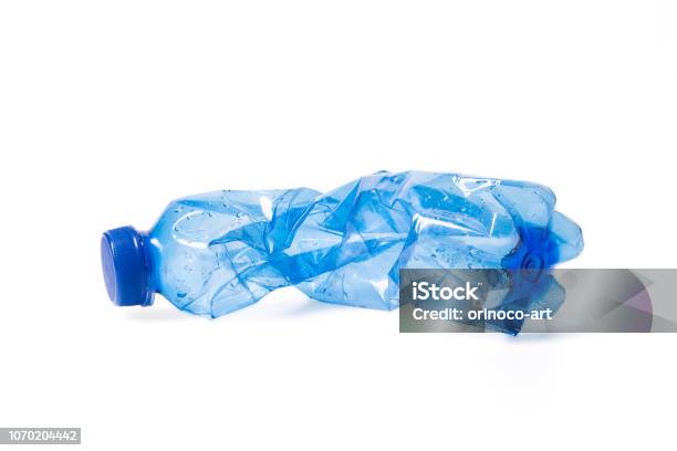 Kunststoffabfälle Flasche Isoliert Auf Weiss Stockfoto und mehr Bilder von Plastikmaterial - Plastikmaterial, Flasche, Müll