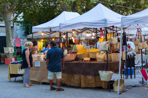 cestas de mimbre y bolsas para la venta en tomate "ramellet" feria de noche en maria de la salut - jeanne fotografías e imágenes de stock