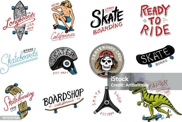 スケート ボードのラベルのロゴのセットですスケーター恐竜ティラノサウルス レックスがボードに乗ってバッジエンブレム T シャツ タイポグラフィーにおけるアーバン デザインモ - スケートボードをするのベクターアート素材や画像を多数ご用意